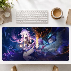 Puede incluir: Una alfombrilla de escritorio rectangular con una vibrante ilustración estilo anime de un personaje de pelo morado con manos brillantes y una figura oscura con capucha y detalles azules sobre un fondo azul profundo con efectos de fuego.