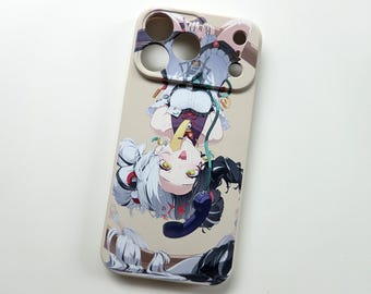 以下が含まれることがあります： ベージュ色の携帯電話ケース。2人のキャラクターが描かれた、カラフルなアニメスタイルのイラストが特徴です。デザインには、白い髪のキャラクターと黒い髪のキャラクターが含まれており、どちらも詳細な顔の特徴と服を着ています。ケースには、電話のカメラとボタン用の切り欠きがあります。