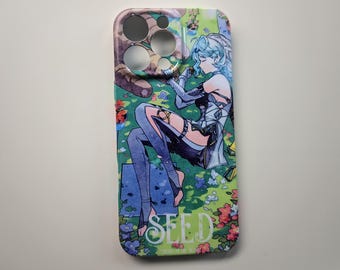 Pode incluir: Capa de telemóvel com uma ilustração colorida em estilo anime de uma personagem com cabelo azul e uma roupa detalhada, num fundo floral e verde. A palavra "SEED" está impressa na parte inferior.
