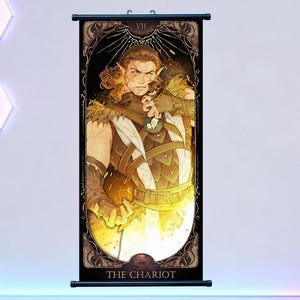 Può includere: Un arazzo verticale con un'illustrazione fantasy. Raffigura un personaggio con le orecchie a punta, in armatura, che tiene in mano un globo luminoso. L'arazzo è etichettato "THE CHARIOT" in basso, con bordi decorati.