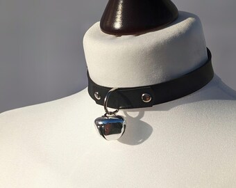 Gargantilha de couro com sino ajustável preta