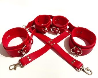 Conjunto de algemas de couro vermelho, incluindo algemas para mãos e tornozelos.