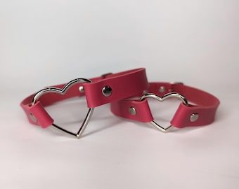 Gargantilha romântica rosa com coração em couro • Ajustável em couro vegano ou legítimo