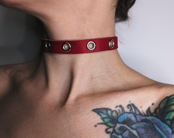 Gargantilha de couro vermelho com ilhós – Colar ajustável feito à mão