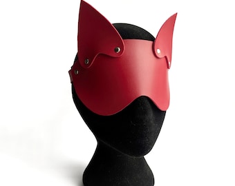 Máscara de couro artesanal com orelhas de gato para brincar de faz de conta.