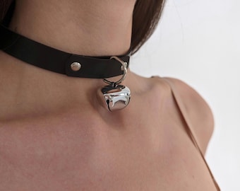 Gargantilha de couro com pingente de gato e sino • Colar ajustável em couro vegano ou legítimo