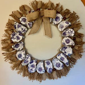 Decoupage com conchas de ostra, decoração de praia, arte costeira do Maine, decoração para casa com tema litorâneo, presente com tema litorâneo, guirlanda, guirlanda de conchas de ostra, decoração de porta