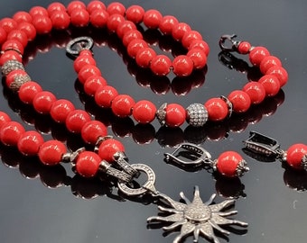 Collana di howlite rossa Ciondolo in zirconio Medaglione in zirconio Orecchini in howlite rossa Collana personalizzata in howlite Bracciale in howlite rossa Set in howlite rossa