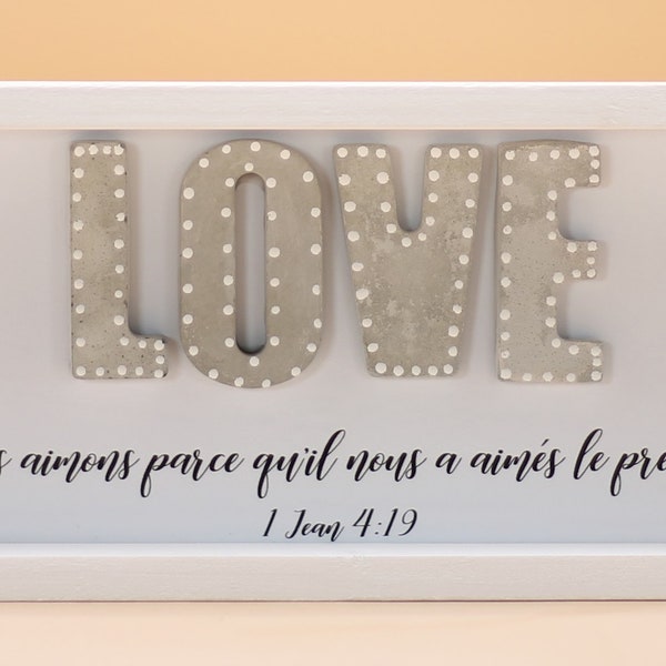 Tableaux Christian décoratifs with hearts in concrete. "LOVE" "Nous aimons parce qu'il nous a aimés le premier"