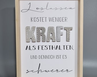 Wandbilder aus Holz mit Betonbuchstaben "KRAFT", "Loslassen kostten weniger Kraft als Festhalten, en dennoch ist es schwerer."