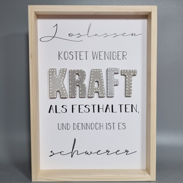 Wandbilder aus Holz mit Betonbuchstaben "KRAFT", "Loslassen kostet weniger Kraft als Festhalten, und dennoch ist es schwerer."