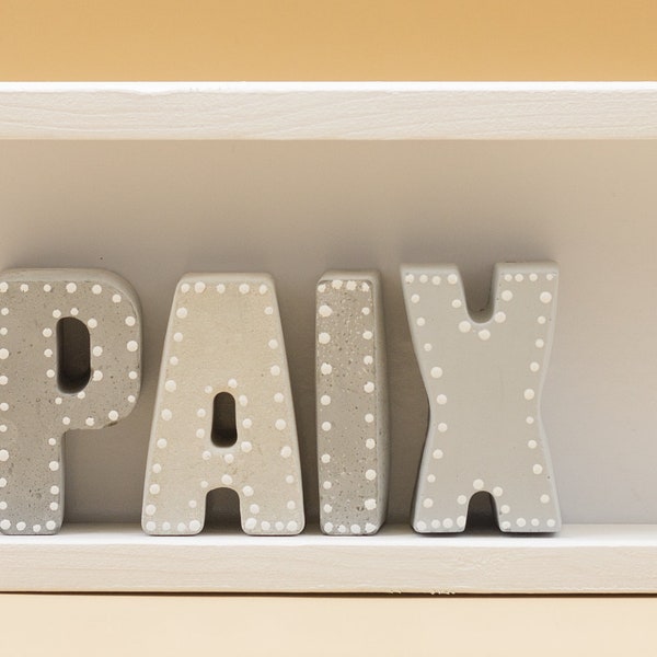 Christian table decorated with letters in concrete "PAIX", "Go in paix, Dieu entend tes prières"