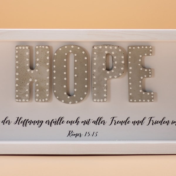 Christliches Wandbild aus Holz mit Betonbuchstaben "HOPE" "Der Gott aber der Hoffnung erfülle euch mit aller Freude und Frieden im Glauben"