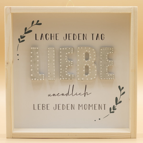 Wandbild aus Holz mit Betonbuchstaben "LIEBE", "Lache jeden Tag, liebe unendlich, lebe jeden Moment"