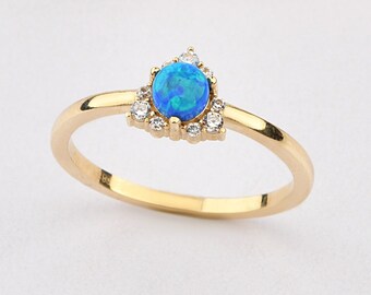 14K gouden ring blauwe opaal, ring gouden opaal, ring blauwe opaal, ring opaal edelsteen, ring oktober geboortesteen, ring opaal, 14 kt gouden ring, ring blauwe opaal.