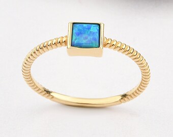 14K gouden ring blauwe opaal, ring gouden opaal, ring blauwe opaal, ring opaal edelsteen, ring oktober geboortesteen, ring opaal, 14 kt gouden ring, ring blauwe opaal.