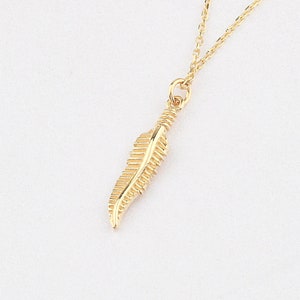 Collana con piuma in oro 14 carati, collana con piuma in oro, collana con ciondolo con piuma, ciondolo in oro con piuma, collana in oro 14 carati, piuma in oro.