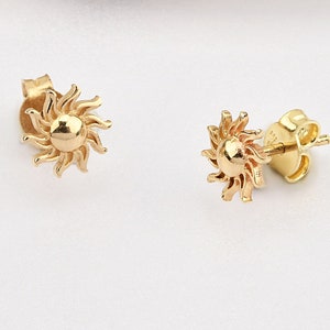 14K Gold Sonnenohrringe, Sonnengoldohrringe, Sonnensymbolohrringe, Sonnenformgoldohrringe, Kalestiale Goldohrringe, 14K Goldohrringe.