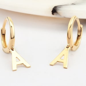 Aros con letras en oro de 14 quilates, pendientes con iniciales en oro, pendientes con iniciales, aros de oro, pendientes con letras, aros con letras, oro de 14 quilates.