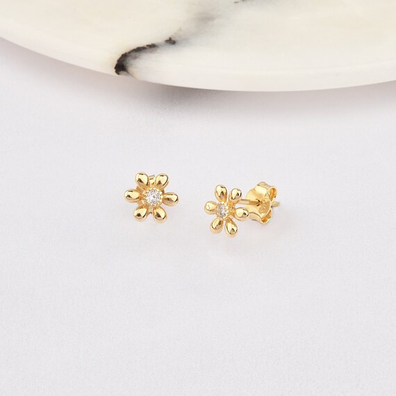14K Gold Daisy Earrings, Daisy Earring, Daisy Charm Earrings, Gold Daisy Earrings, Stud Gold Earrings, Floral Earrings, 14K Gold Earrings.