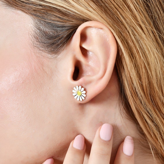 [wingbling] 14K Gold☆Daisy Some Earrings 14k Gold Plated Daisy Flower Stud Earrings – GENEVIVE