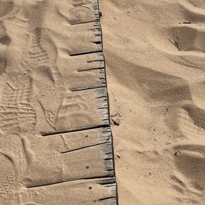 Fußspuren im Sand: Rustikaler Strandweg