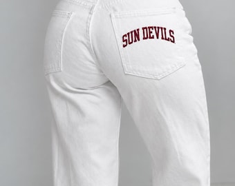 Bestickte Low-Rise-Jeans aus Denim | Personalisierter Name, College-Game-Day-Style