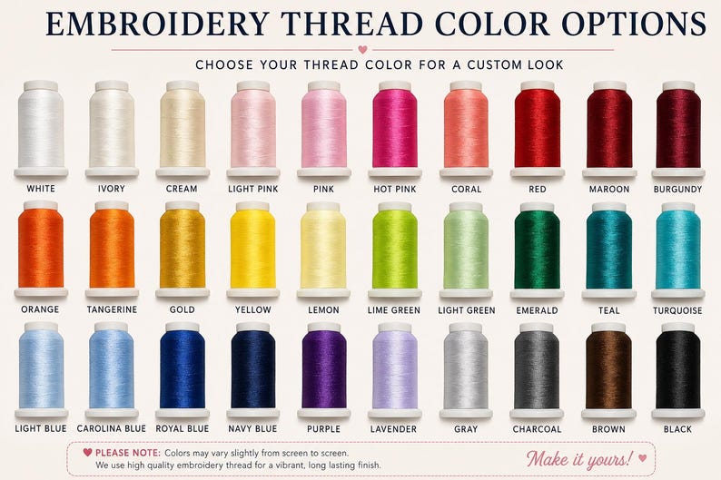 Pu&ograve; includere: Una cartella colori con trenta rocchetti di filo da ricamo disposti su tre file. Il testo recita EMBROIDERY THREAD COLOR OPTIONS, CHOOSE YOUR THREAD COLOR FOR A CUSTOM LOOK, PLEASE NOTE: Colors may vary slightly from screen to screen.