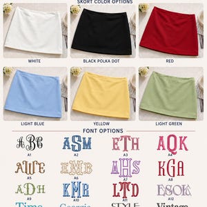 Pu&ograve; includere: Un annuncio per una gonna pantalone ricamata University Game Day che mostra sei modelli a tinta unita in bianco, nero, rosso, azzurro, giallo e verde chiaro. Sotto sono presenti ventiquattro opzioni di carattere etichettate da A1 a A12 e B1 a B15.