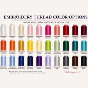 Op de afbeelding: Een kleurenkaart met dertig klossen borduurgaren gerangschikt in drie rijen. De tekst luidt EMBROIDERY THREAD COLOR OPTIONS, CHOOSE YOUR THREAD COLOR FOR A CUSTOM LOOK en somt de kleurnamen op van wit tot zwart.