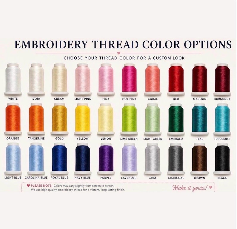 Op de afbeelding: Een kleurenkaart met dertig klossen borduurgaren gerangschikt in drie rijen. De tekst luidt EMBROIDERY THREAD COLOR OPTIONS, CHOOSE YOUR THREAD COLOR FOR A CUSTOM LOOK en somt de kleurnamen op van wit tot zwart.