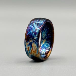 Kleurrijke titanium warmte geanodiseerde trouwring Unieke ring voor mannen handgemaakte sieraden op maat