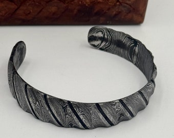 Bracciale rigido in acciaio di Damasco forgiato a mano: gioielli vichinghi unisex