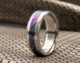 ダマスカス鋼とティマスカス鋼のリング：チタン象嵌、手作りの結婚指輪