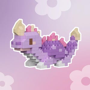 Peut inclure: Une petite figurine de dragon construite à partir de blocs de construction en plastique. La créature présente un corps violet clair, un ventre blanc, des cornes et une pointe de queue couleur crème, avec des épines rose vif sur le dos.