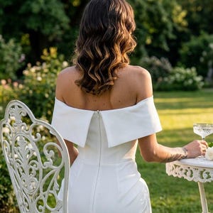 Vestido midi blanco de crepé con hombros descubiertos: escote plisado, ideal para invitadas de boda.