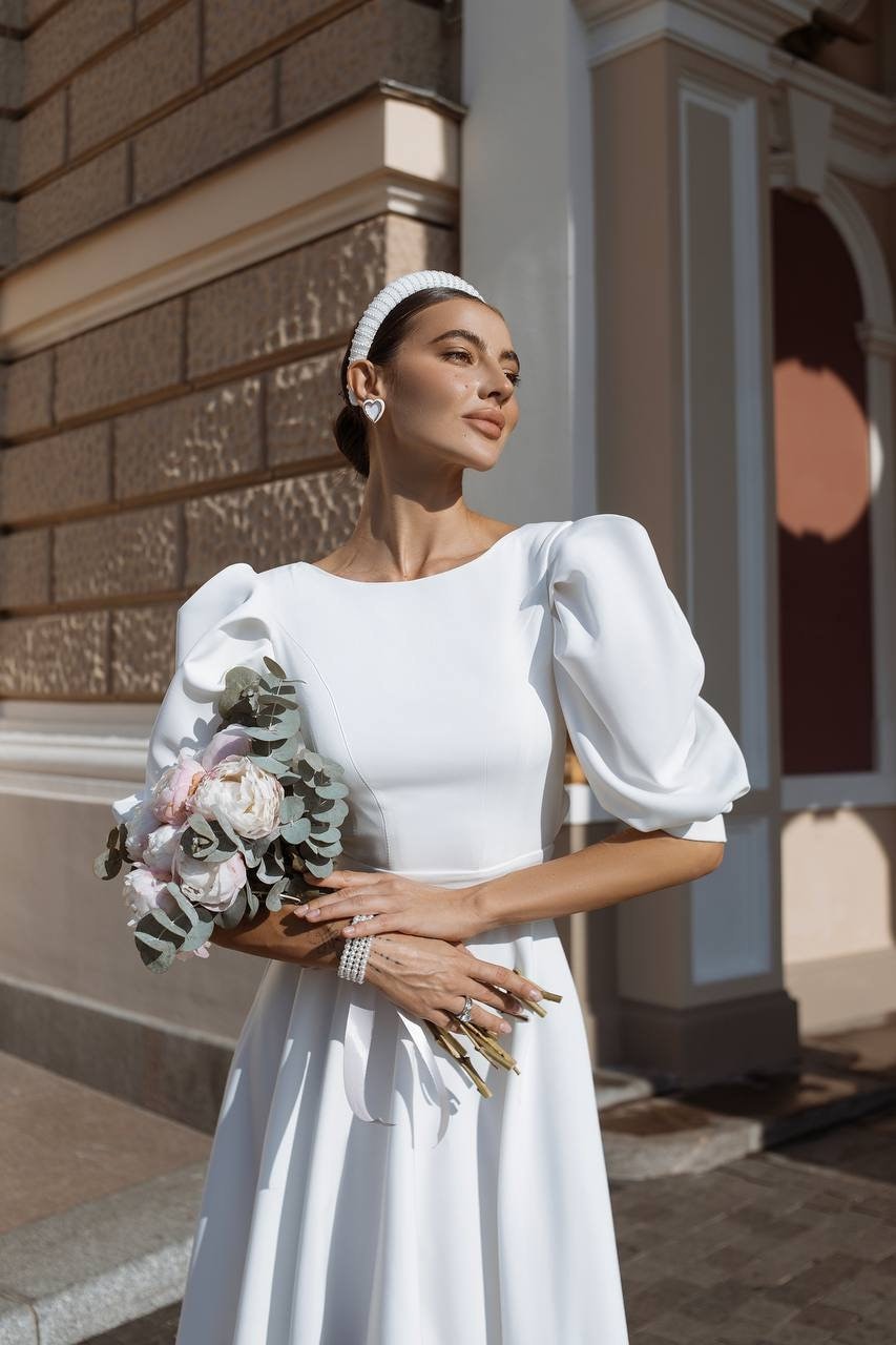 Robe de mariée midi dos nu pour mariage civil