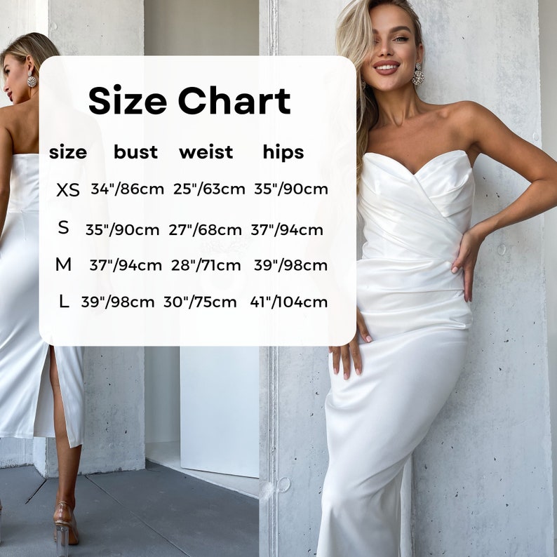 K&ouml;nnte beinhalten: Ein wei&szlig;es tr&auml;gerloses Satinkleid mit hohem Schlitz. Das Bild enth&auml;lt eine Gr&ouml;&szlig;entabelle mit Ma&szlig;en in cm f&uuml;r Brust, Taille und H&uuml;fte. Der Text "Size Chart" steht oben.