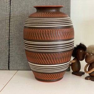 Jarrón de cerámica esgrafiado de mediados de siglo, Krupp clinker, jarrón de cerámica vintage, terracota, decoración a rayas blancas y negras, 30 cm, decoración retro clásica