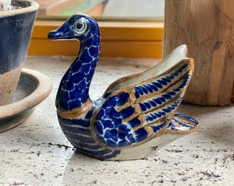 Piccola statuina di cigno, in ceramica dipinta e smaltata, realizzata a mano. Ceramica artistica da studio degli anni '70, dipinta di blu e grigio + firmata (TR).
