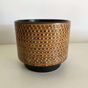 Vaso in ceramica vintage, smaltato sui toni del marrone e decorato con piccoli puntini beige in rilievo. Ceramiche della Germania Ovest, 1970. Vaso da fiori di metà secolo, WGP, 16 cm.