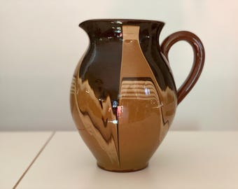 Vintage Ton-Krug, mit Braun & Beige Musterung glänzend glasiert. 70er Keramik-Krug mit abstrakt gemusterter Glasur in Kaffee-Farbtönen.