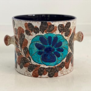 Vintage Keramik Übertopf, Weiß & mehrfarbig bemalt, innen blau glasiert, Dekor aus blauen Blüten. Mid Century Blumentopf Retro Original, WGP