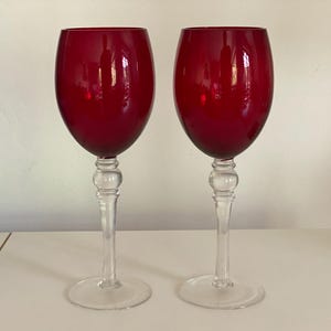 Bicchieri da vino vintage, 2 bicchieri rossi pesanti, stelo alto e trasparente. Duo di calici decorativi, 1 paio di bicchieri per una serata romantica per due.