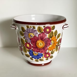 Vintage Blumentopf, Keramik bemalt & glasiert, bunt floraler Dekor. Retro Übertopf, italienische Majolika, weiß mit variierendem Blütendekor