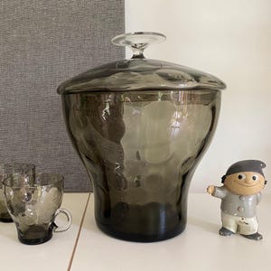 Set da punch vintage con brocca in vetro fumé e 3 tazze, punch di metà secolo in vetro scuro con effetto bolle, brocca da punch retrò anni '60 e '70, decorazione da bar per brocca da punch