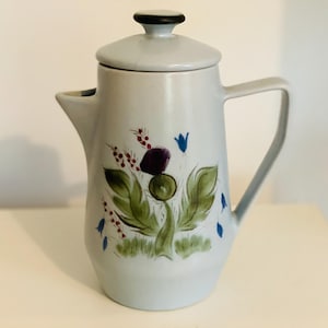 Schottische Kaffeekanne, 70er Vintage. Mattes Grau mit handgemalter Distel & blauer Glockenblume. Finest Scottish Stoneware. Fasst 1,2 Liter