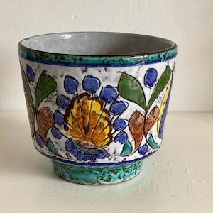 Vaso de cerâmica vintage, década de 1960/70, com ornamentos gravados e flores estilizadas, esmaltado em cores vibrantes com borda turquesa. WGP Retro