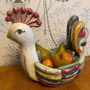 Hahn-Schale aus Holz, folkloristisch rustikal in bunten Farben. Hübsche bemalte Holzschale für Obst, Eier, Pflanz-Einsatz (Frühlings-Blüher)