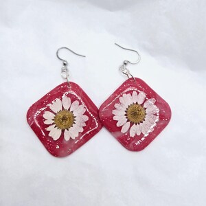Kolczyki z gliny polimerowej Red Daisy: ręcznie robiona biżuteria hipoalergiczna